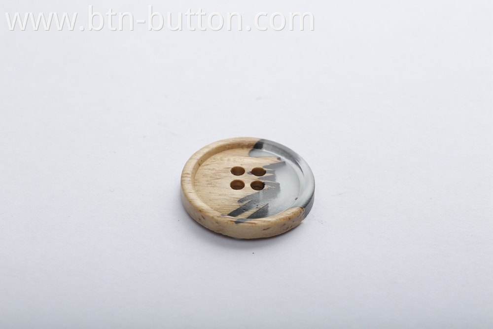 Round four-hole wooden buttons